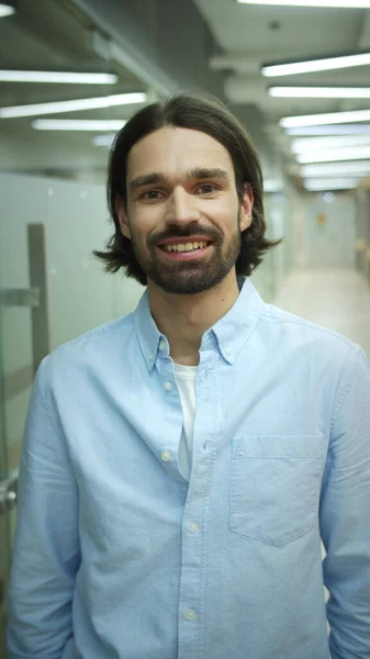 A young man is looking to the camera and smiling — Stock Photo, Image