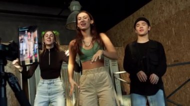 Karışık okul çocukları akıllı telefondan son moda dansı kaydediyor.