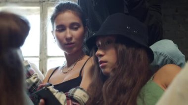 Aynı yaştaki şık çocuklar haberlerden bahseder. 