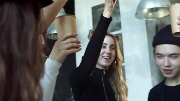 Grupo de adolescentes tintinea sus tazas para celebrar la apertura de un nuevo estudio de baile — Vídeo de stock