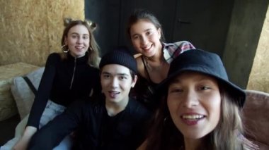 Akıllı telefon aracılığıyla kanepeden arkadaşa grup video araması