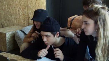 Bir grup öğrenciyle bilgisayarda öğrenim sınıfı