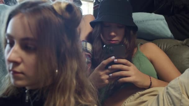 Millennials vast in mobiele telefoons negeren elkaar — Stockvideo