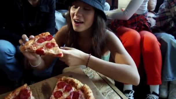 Uma pizza de pepperoni grande para um grupo de dançarinos depois de um treinamento — Vídeo de Stock