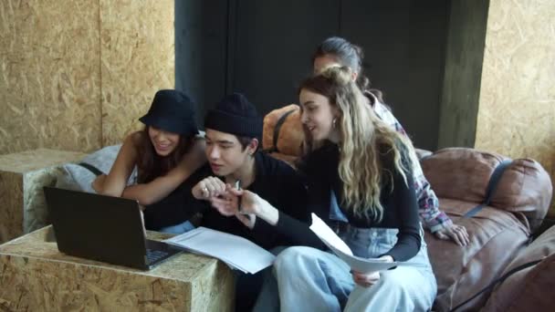 Los adolescentes están sentados en casa y saludando en la pantalla del ordenador portátil — Vídeo de stock