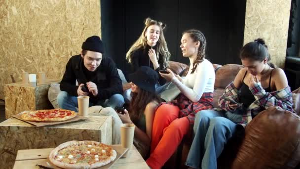 Grupa tancerzy nie zwraca uwagi na pizzę, ale robi selfie — Wideo stockowe