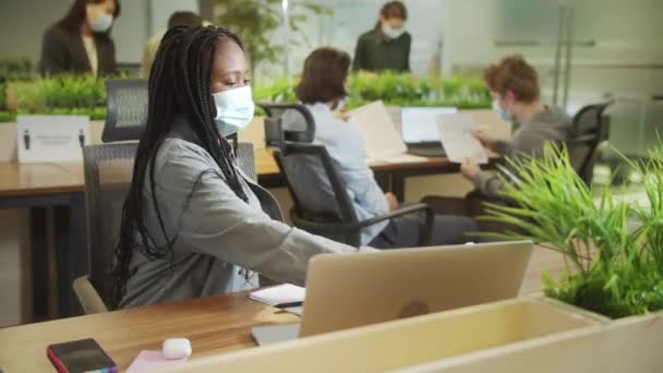 Een jongedame maakt haar handen schoon. — Stockvideo