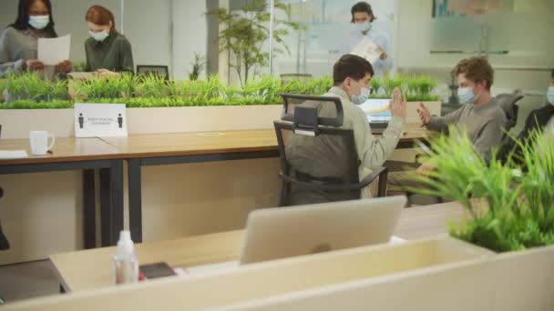 Una mujer discapacitada viene a su escritorio de la oficina y empieza a trabajar — Vídeos de Stock