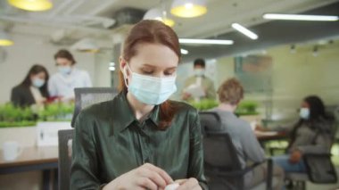 Güzel bir iş kadını iş yerinden biriyle konuşmaya başlıyor.