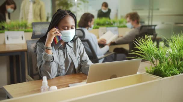 Une femme d'affaires séduisante téléphone à quelqu'un pendant le travail — Video