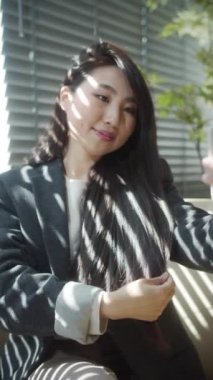 Güzel bir kadın poz veriyor ve telefonda bazı fotoğraflar çekiyor.