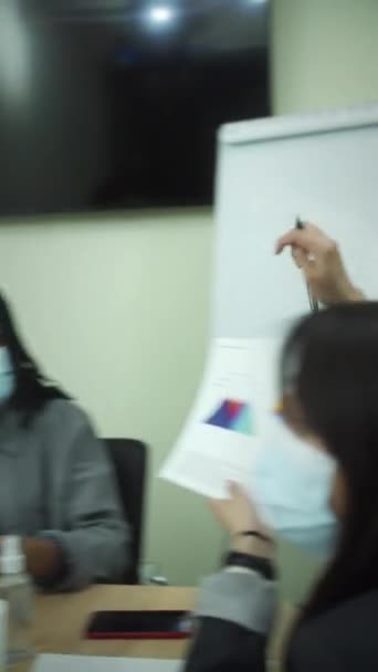 Les jeunes femmes d'affaires discutent d'un projet et donnent cinq — Video