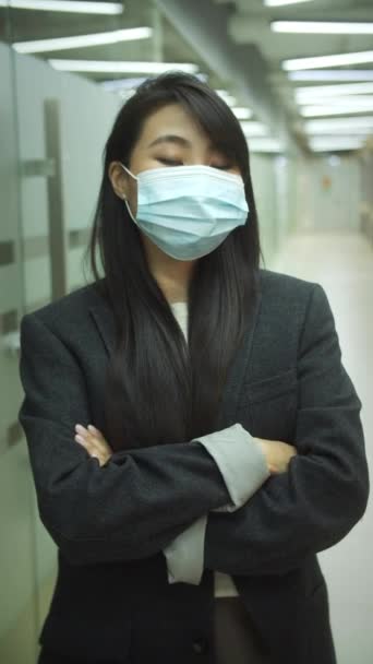 Een jonge vrouw stelt een beschermend masker af. — Stockvideo