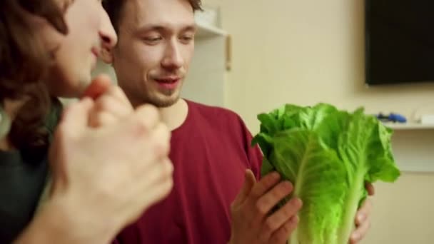 Két kedves barát zöld salátalevelet választ. — Stock videók