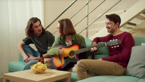 Venner spiller guitar og har en god tid sammen – Stock-video