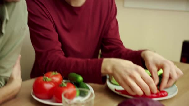 Un jeune homme montre à son ami deux avocats mûrs — Video