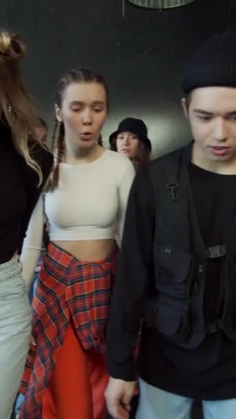 Mladí tanečníci přišli na zkoušku do nového studia — Stock video