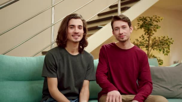 Dois homens amigáveis estão sorrindo e olhando para a câmera — Vídeo de Stock