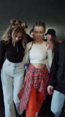 Bir grup dansçı koyu renkli bir stüdyoda provaya geldi.