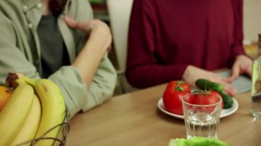 İki adam konuşuyor ve iyi vakit geçiriyor.