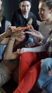 Dans stüdyosunda pizza yiyen modern hippilerin yakın çekim videosu.