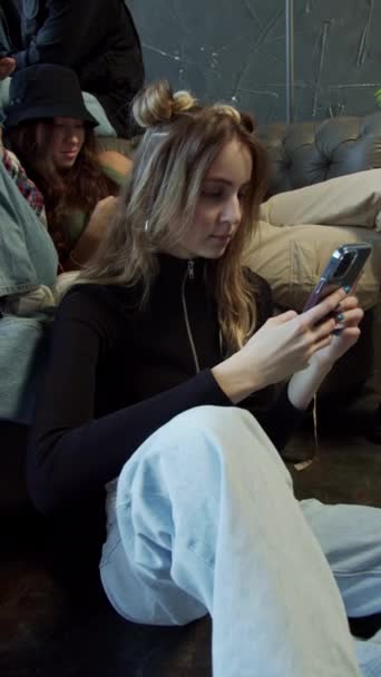 Millennials stecken in Mobiltelefonen fest und ignorieren einander — Stockvideo