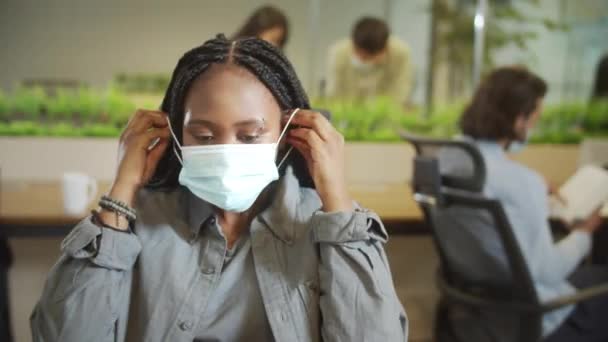 A beautiful lady is putting a protective mask on her face — Stock Video