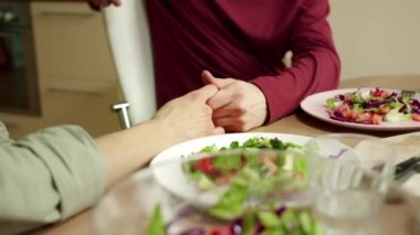 İki hoş adam birbirini okşuyor. 