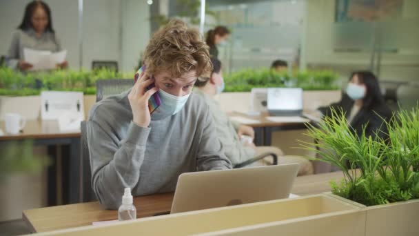 Dospělý podnikatel se při práci s někým hádá po telefonu. — Stock video