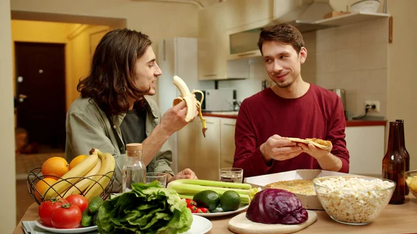 Bir arkadaşım muz yiyor, diğeri de pizza yiyor.