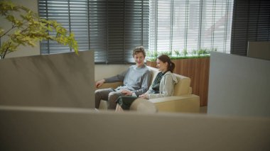 İki kişi oturuyordu ve konuşuyorlardı.