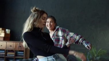 Dans stüdyosunda milenyumlarla serbest stil oturumu
