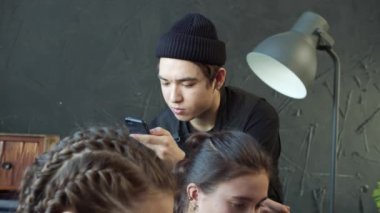 Genç ve şık insanlar iletişim kurmak için telefonlarından ayrılamazlar.