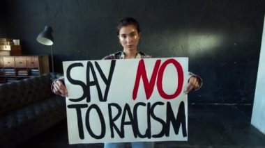 Genç kız ırkçı ayrımcılığa karşı protesto ya da bilinçlendirme kampanyası için pankart tutuyor