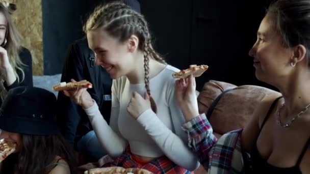 Młodzi chłopcy dobrze się bawią i jedzą pizzę podczas przerwy — Wideo stockowe