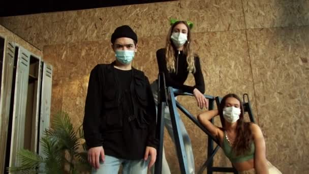 Tonåringar med blandad ras som bär ansiktsmasker under Coronavirus COVID-19-pandemin — Stockvideo