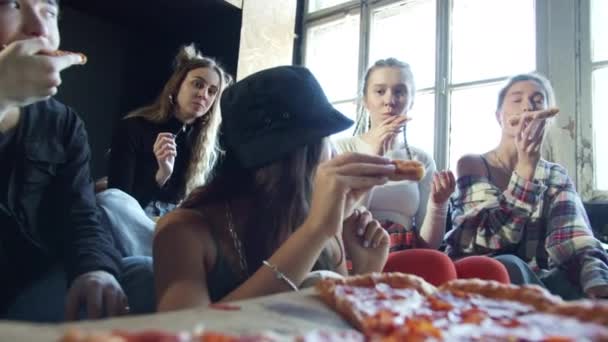 Closeup vídeo de hipsters modernos comendo pizza em um estúdio de dança — Vídeo de Stock