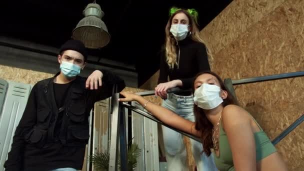 Drie schoolkinderen dansers dragen gezichtsmaskers in sportstudio — Stockvideo