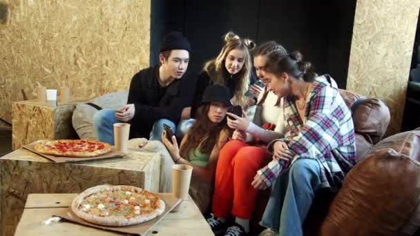 Adolescentes estão presos em seus telefones em vez de comer pizza quente — Vídeo de Stock