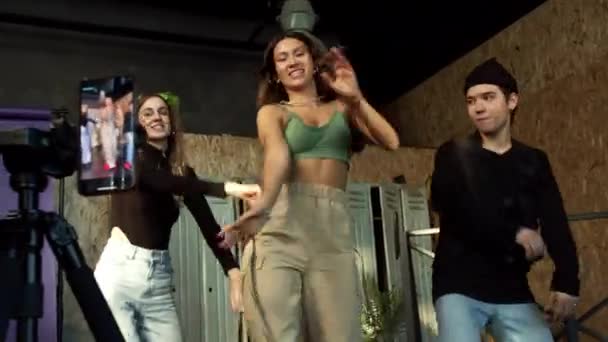 Sosyal medya hesabı için trend dans hareketleri kaydeden üç genç — Stok video