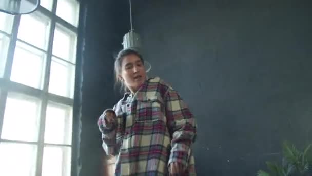 Una ragazza in camicia tartan mostra mosse di danza per i principianti — Video Stock