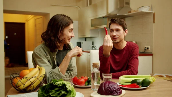Dos hombres están hablando de verduras y sonriendo — Foto de Stock