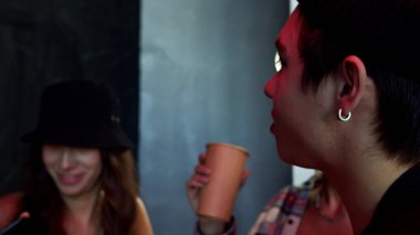 Kulüpteki bir grup genç arkadaş eğleniyor.