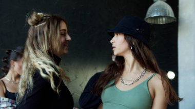 Dans stüdyosunda milenyumlarla serbest stil oturumu