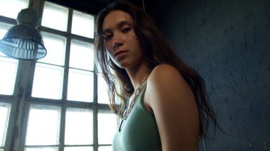 Kız elinde ırkçılığı durdurma işareti olan bir poster tutuyor.