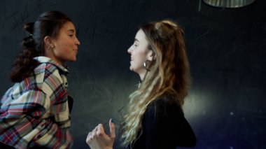 Üç genç kızın evde doğaçlama dans etmesi.