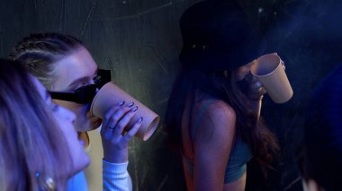 Modern kıyafetli gençler dansçılar için bir partiye geldi.