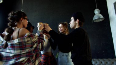 Modern bir dans stüdyosunda genç dansçılar partisi 