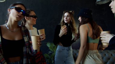 Yeni bir dans stüdyosundaki bir partide olmaktan mutluluk duyan bir grup öğrenci. 