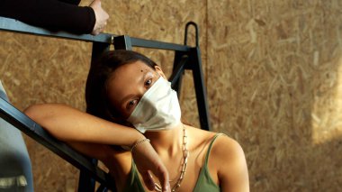 Coronavirus salgını sırasında maske takan genç kızlar